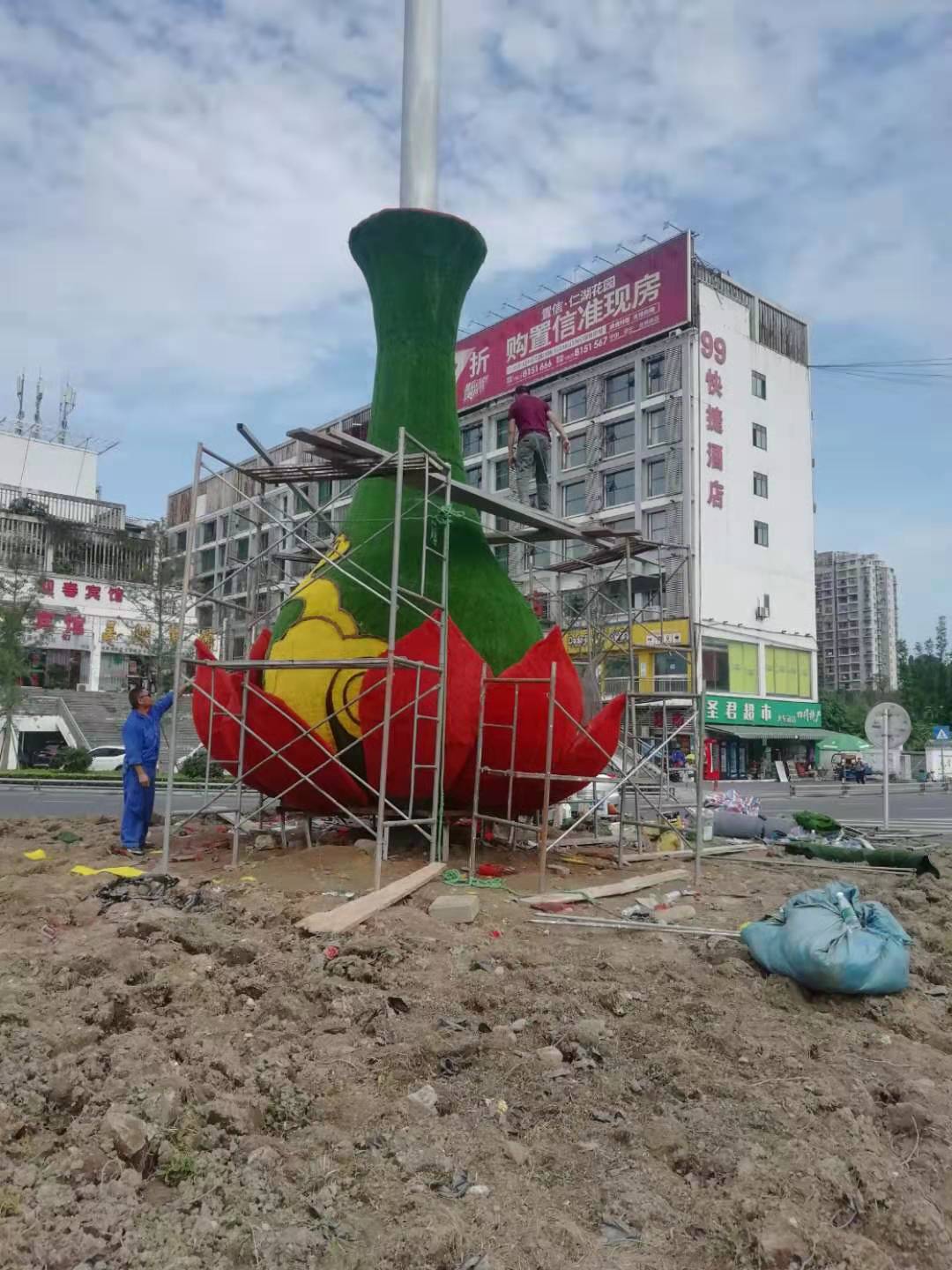 遂宁火车站花瓶绿雕