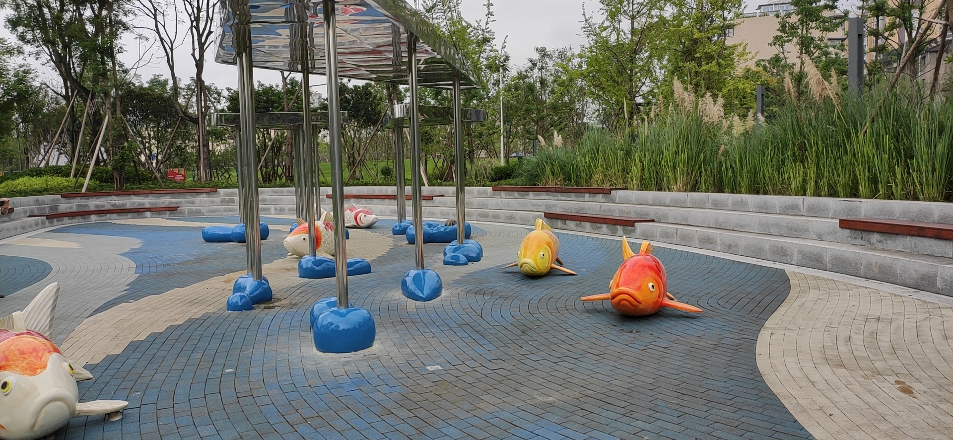 驿马河公园玻璃钢水泡泡雕塑