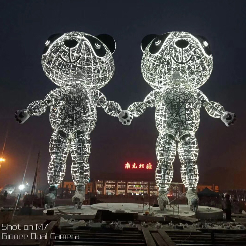 南充火车北站-不锈钢熊猫雕塑